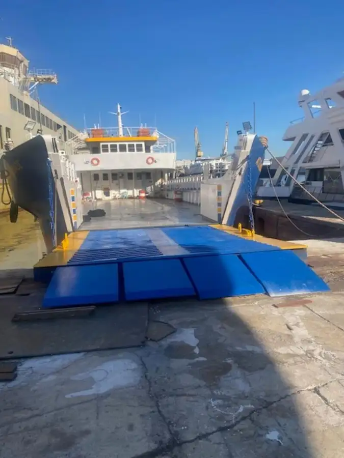 Fährschiff zu verkaufen