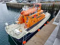 Rettungsboot zu verkaufen